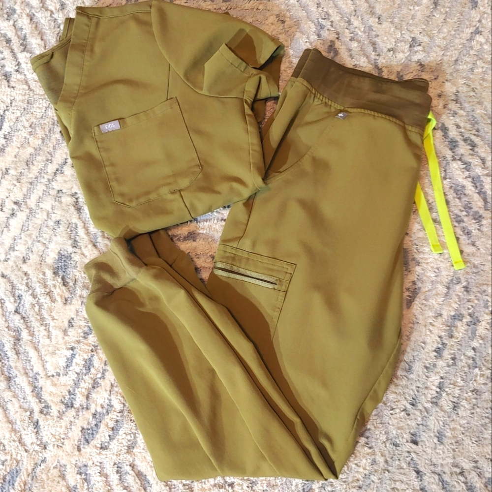 Figs martini olive slim catarina top and zamora jogger